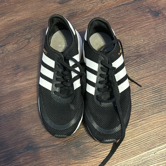 Hello! I’m selling adidas shoes. Size 6.5 for women. One time use. Will be wash! - Picture 4 of 4